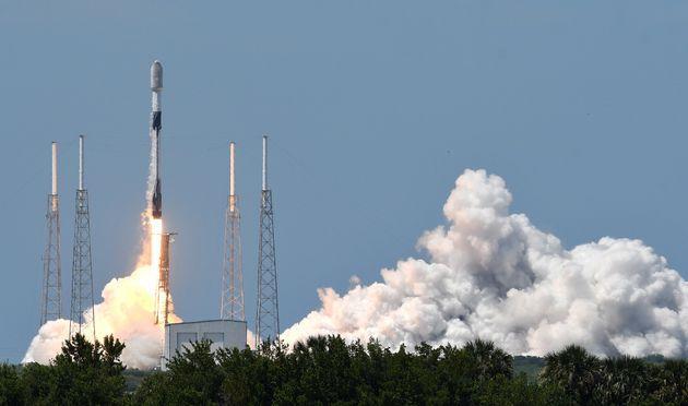 A SpaceX Falcon 9 rocket launches from Launch Pad 40 of the space station in Cape Canaveral, Florida on May 26, 2021 (Image: SOPA Images via Getty Images)